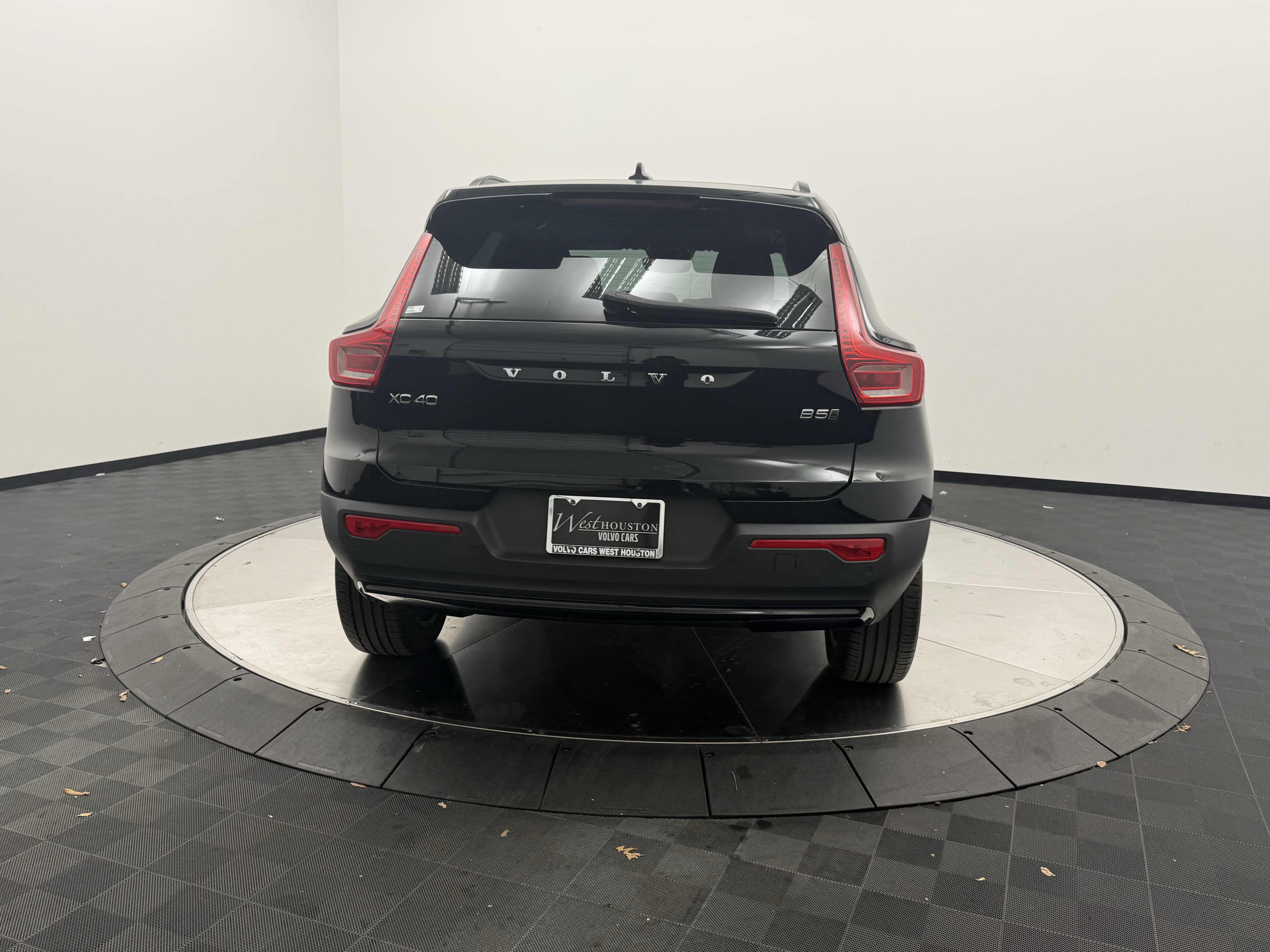 Certified 2023 Volvo XC40 B5 Plus w/ Driver Assist Package image 6