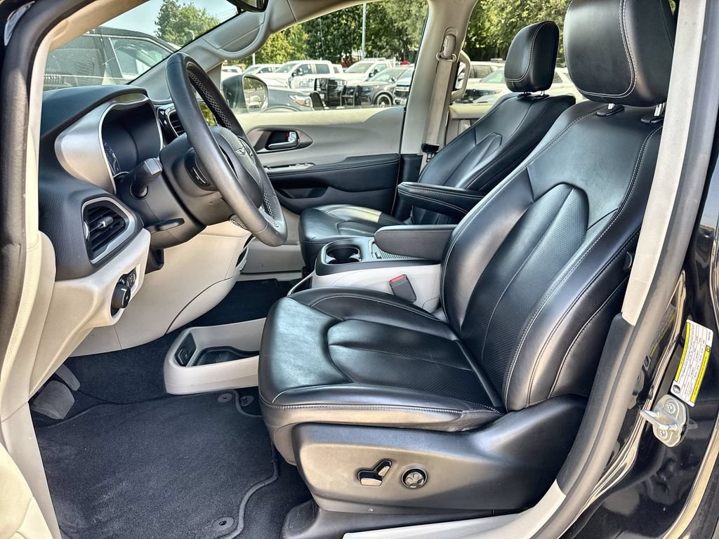 Used 2023 Chrysler Pacifica Touring-L FWD image 11