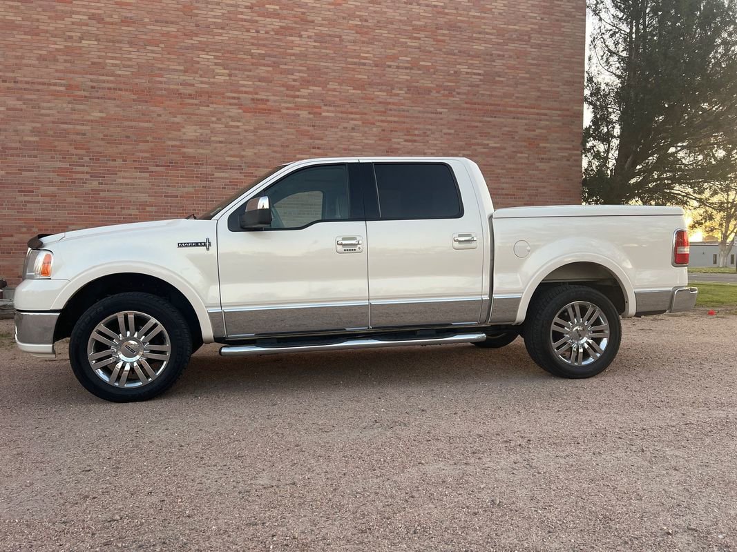 Used 2008 Lincoln Mark LT image 4
