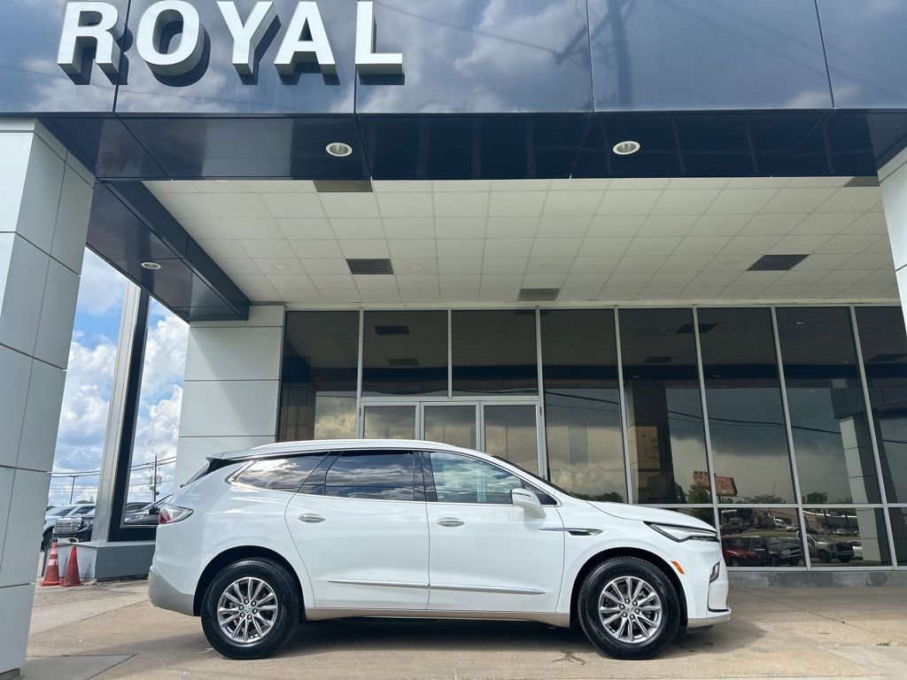 Used 2023 Buick Enclave Essence image 1