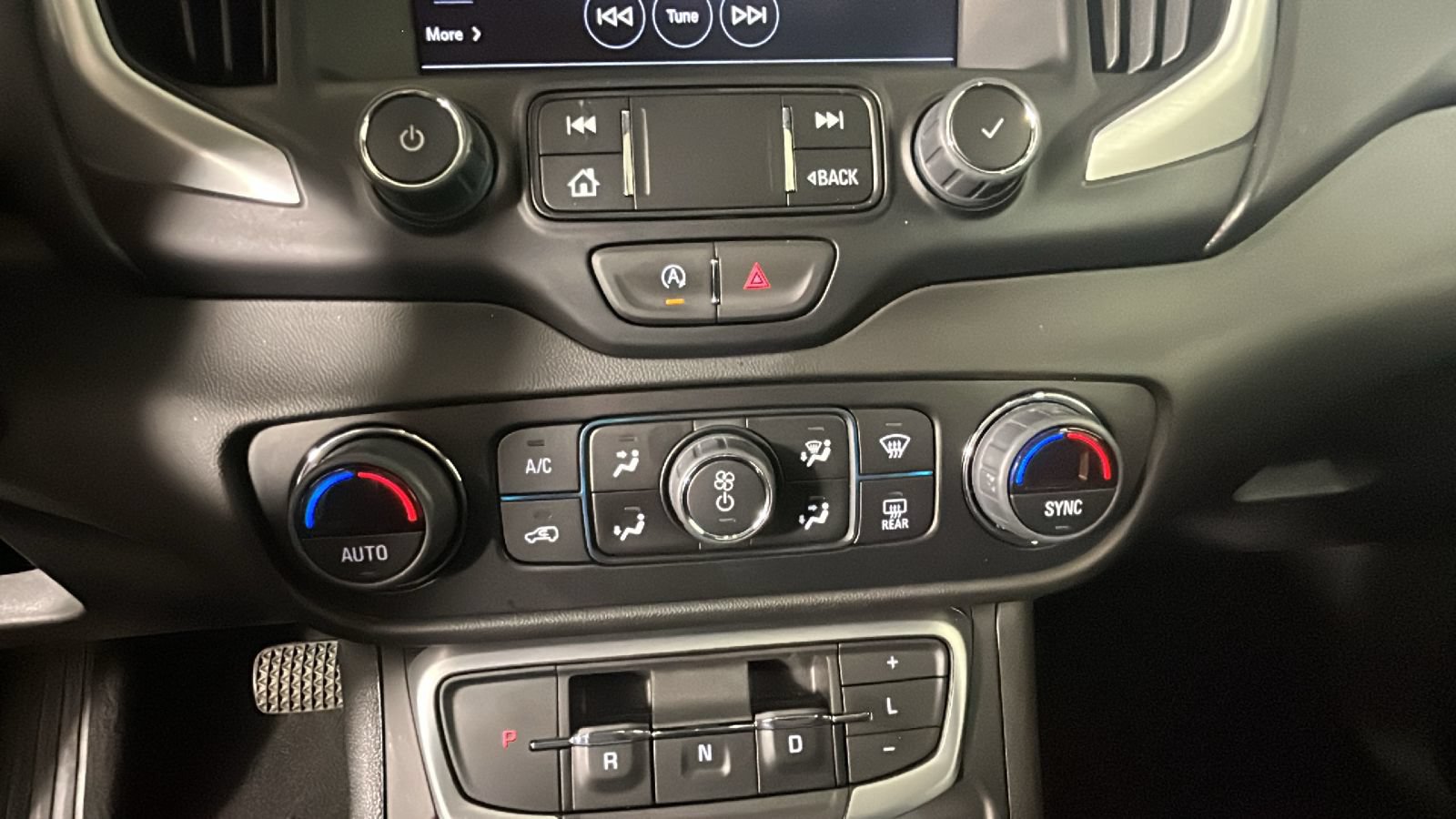 Used 2024 GMC Terrain SLT w/ Elevation Edition FWD image 26