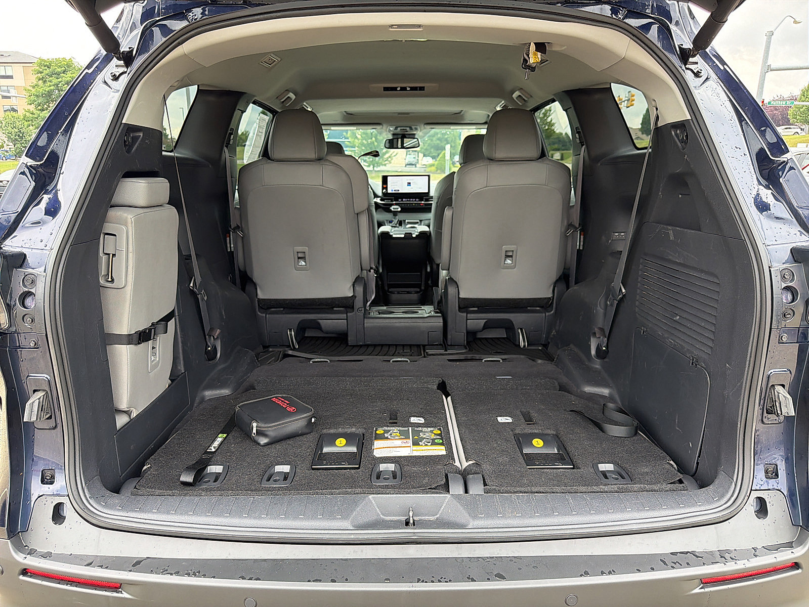 Used 2025 Toyota Sienna XLE FWD image 31