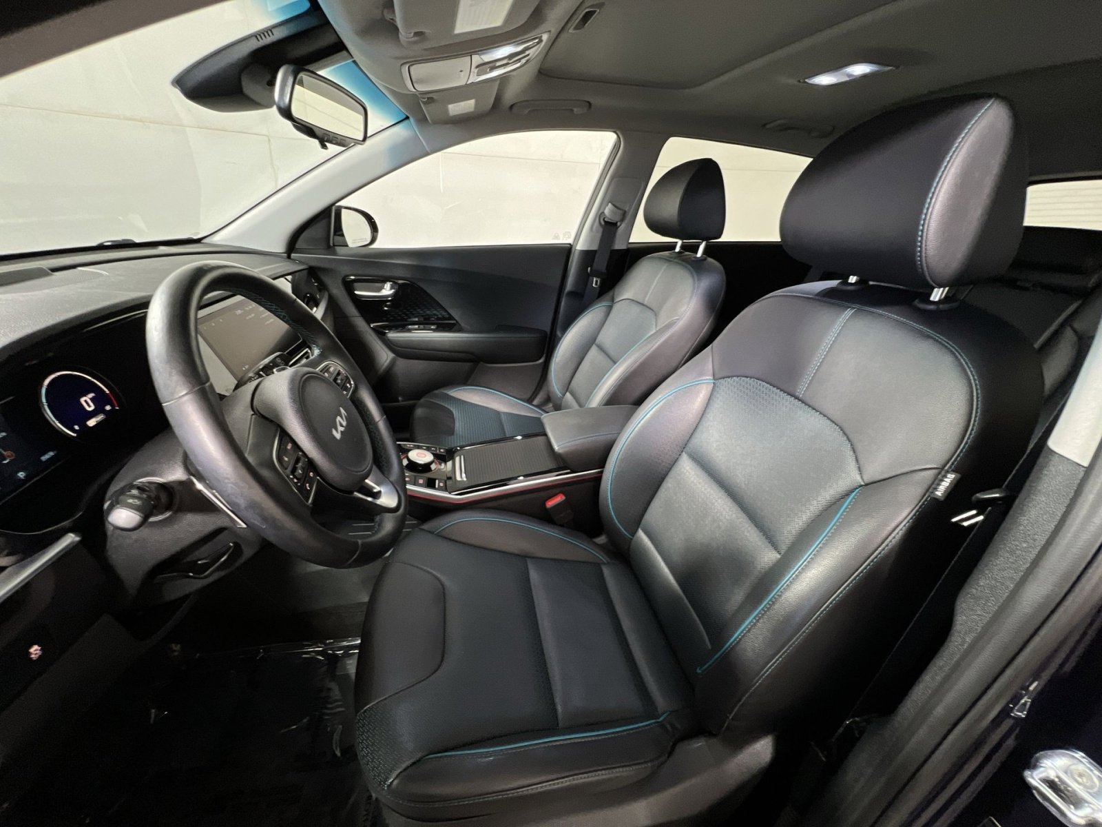 Used 2022 Kia Niro EX Premium w/ Cold Weather Package image 13