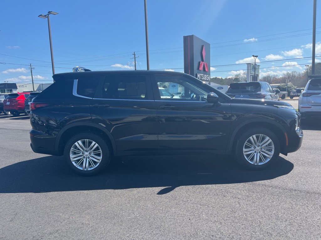 Used 2024 Mitsubishi Outlander ES image 2