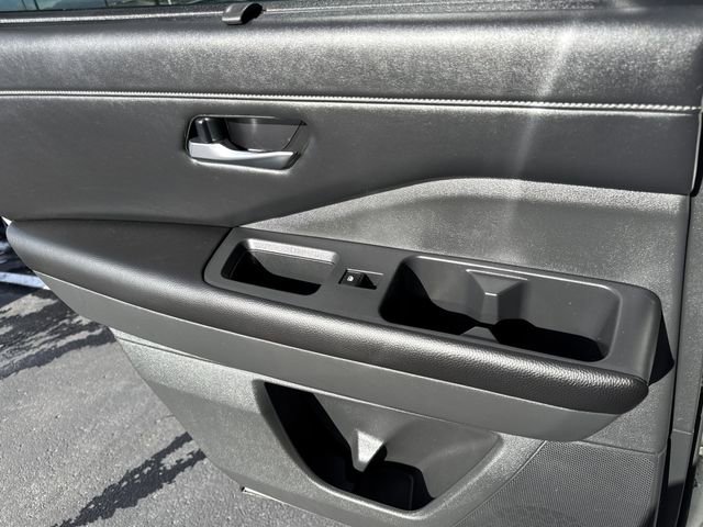 Used 2024 Nissan Pathfinder SL w/ Black Appearance Package image 10
