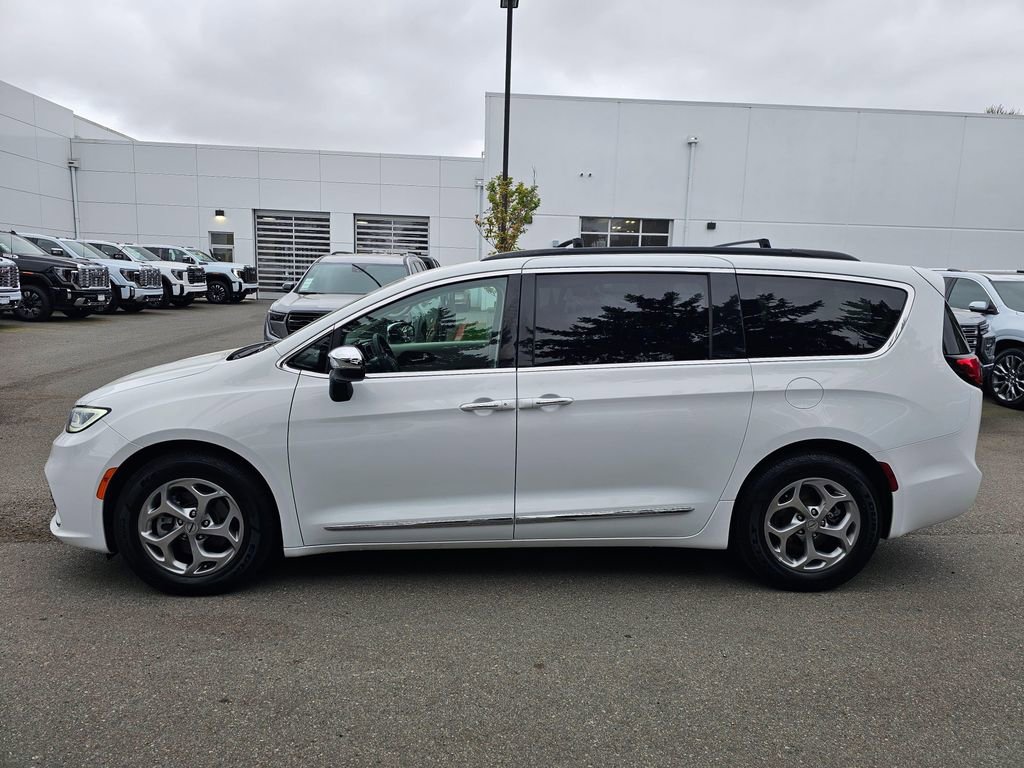 Used 2023 Chrysler Pacifica Limited FWD image 2
