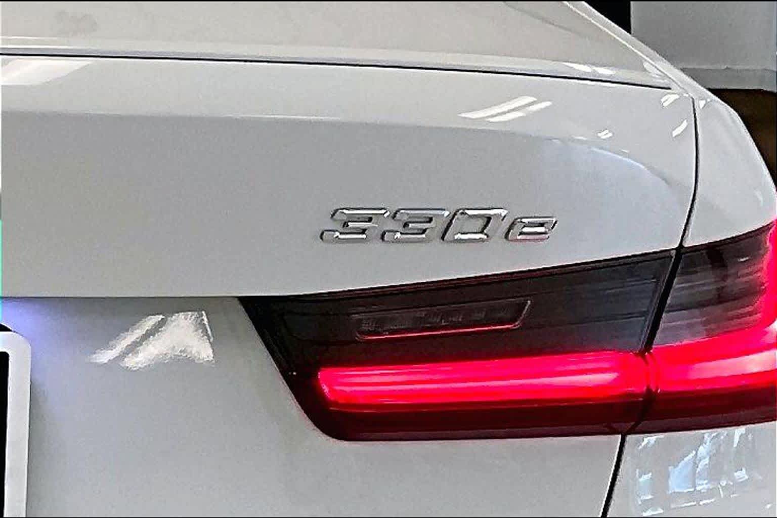 Used 2022 BMW 330e w/ M Sport Package RWD image 9