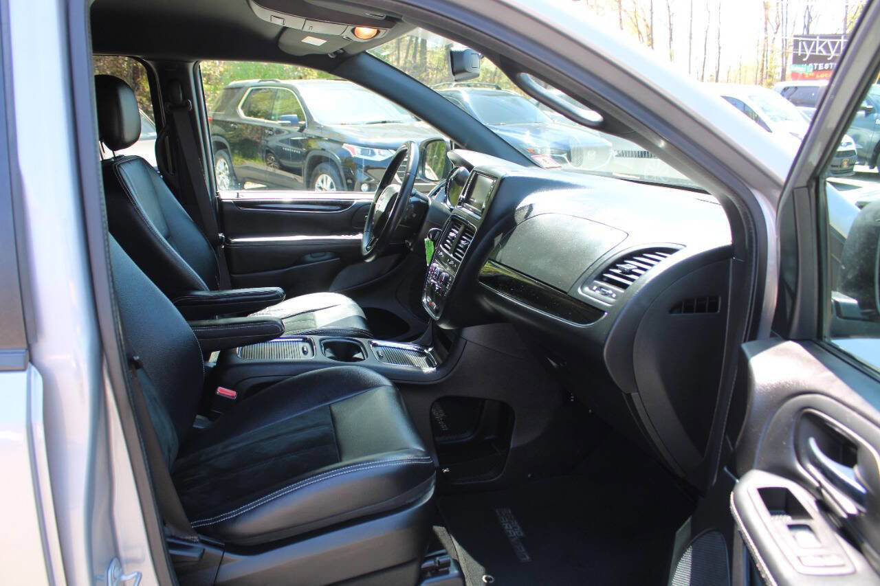 Used 2017 Dodge Grand Caravan SXT w/ Blacktop Package FWD image 29