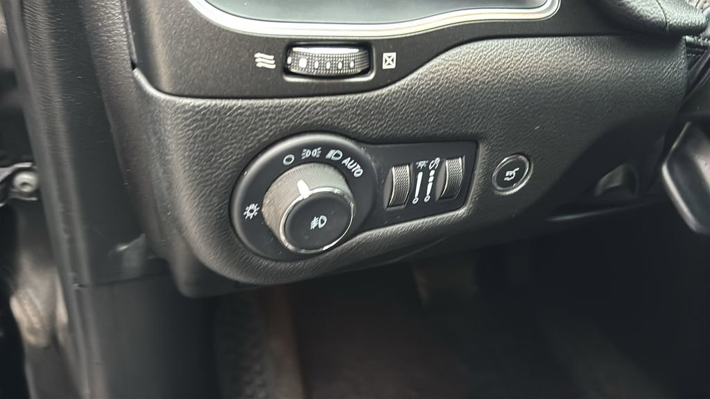 Used 2022 Jeep Cherokee Trailhawk w/ Comfort/Convenience Group AWD/4WD image 12