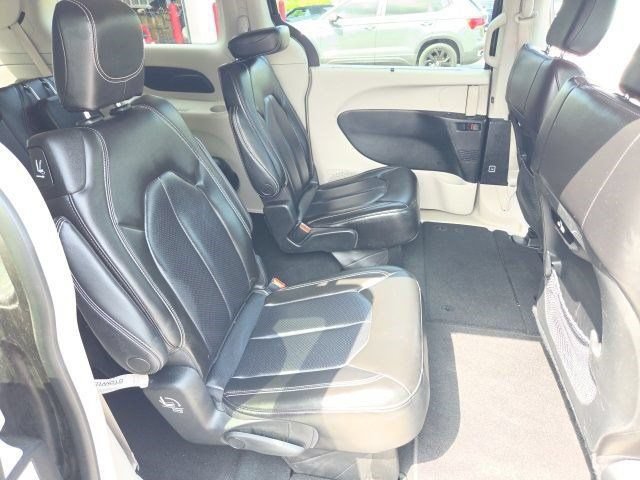 Used 2023 Chrysler Pacifica Touring-L FWD image 46