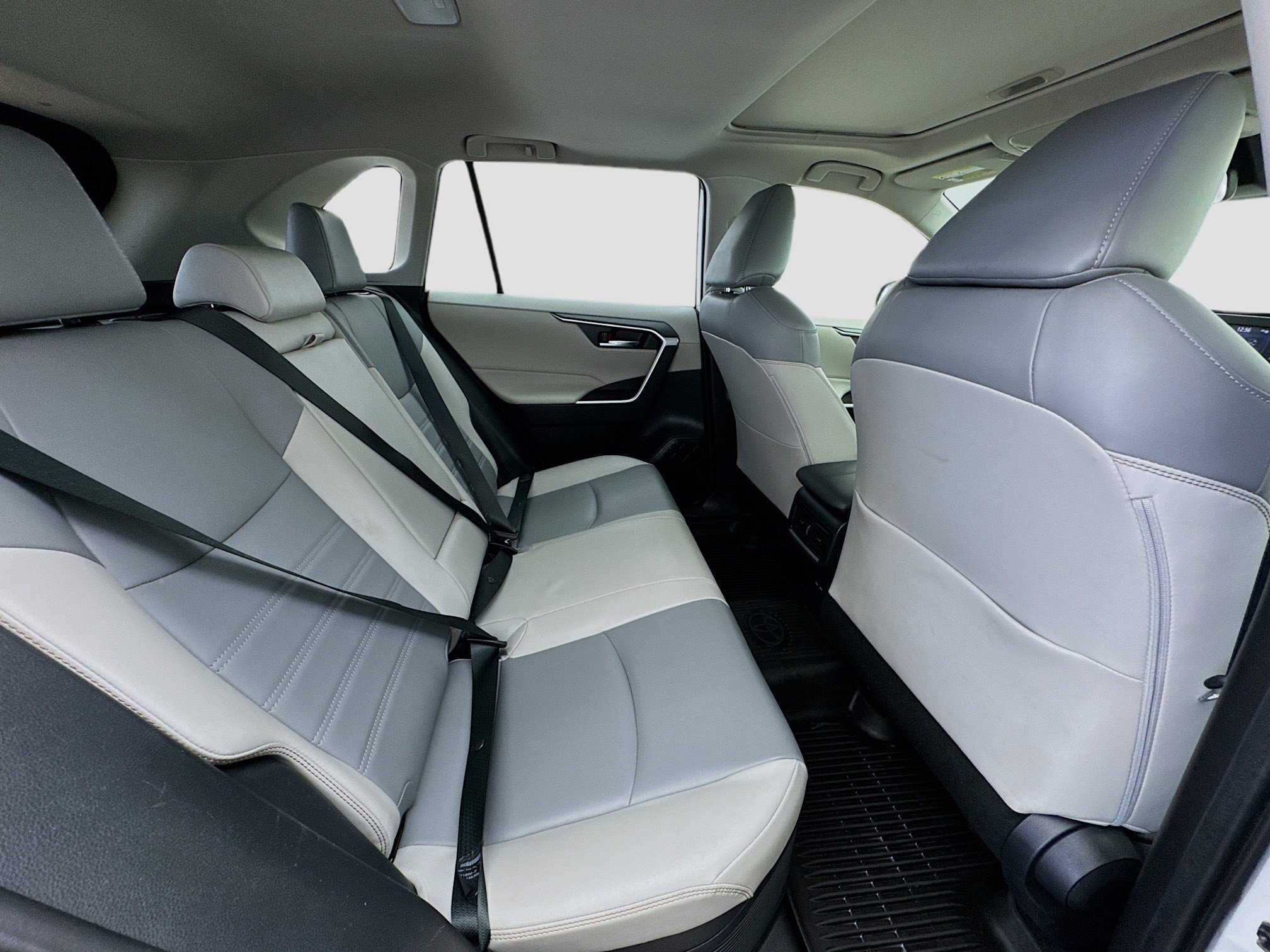 Used 2022 Toyota RAV4 XLE Premium AWD/4WD image 19