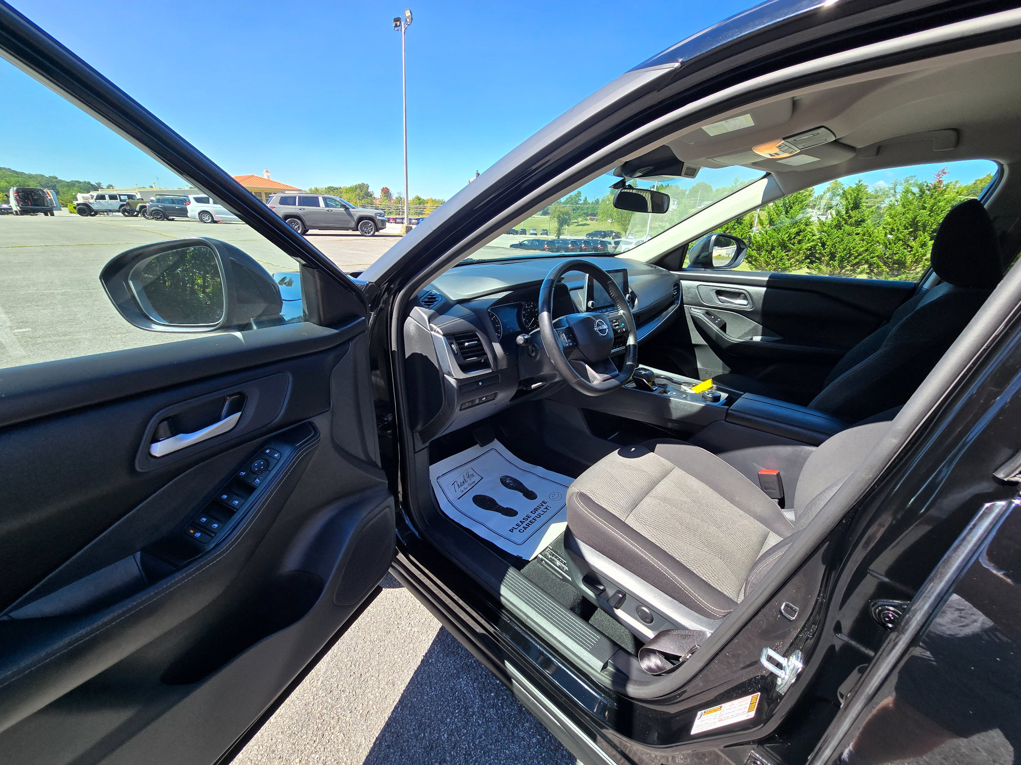 Used 2025 Nissan Rogue SV AWD/4WD image 10
