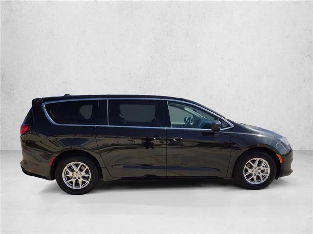 Used 2023 Chrysler Voyager LX image 4