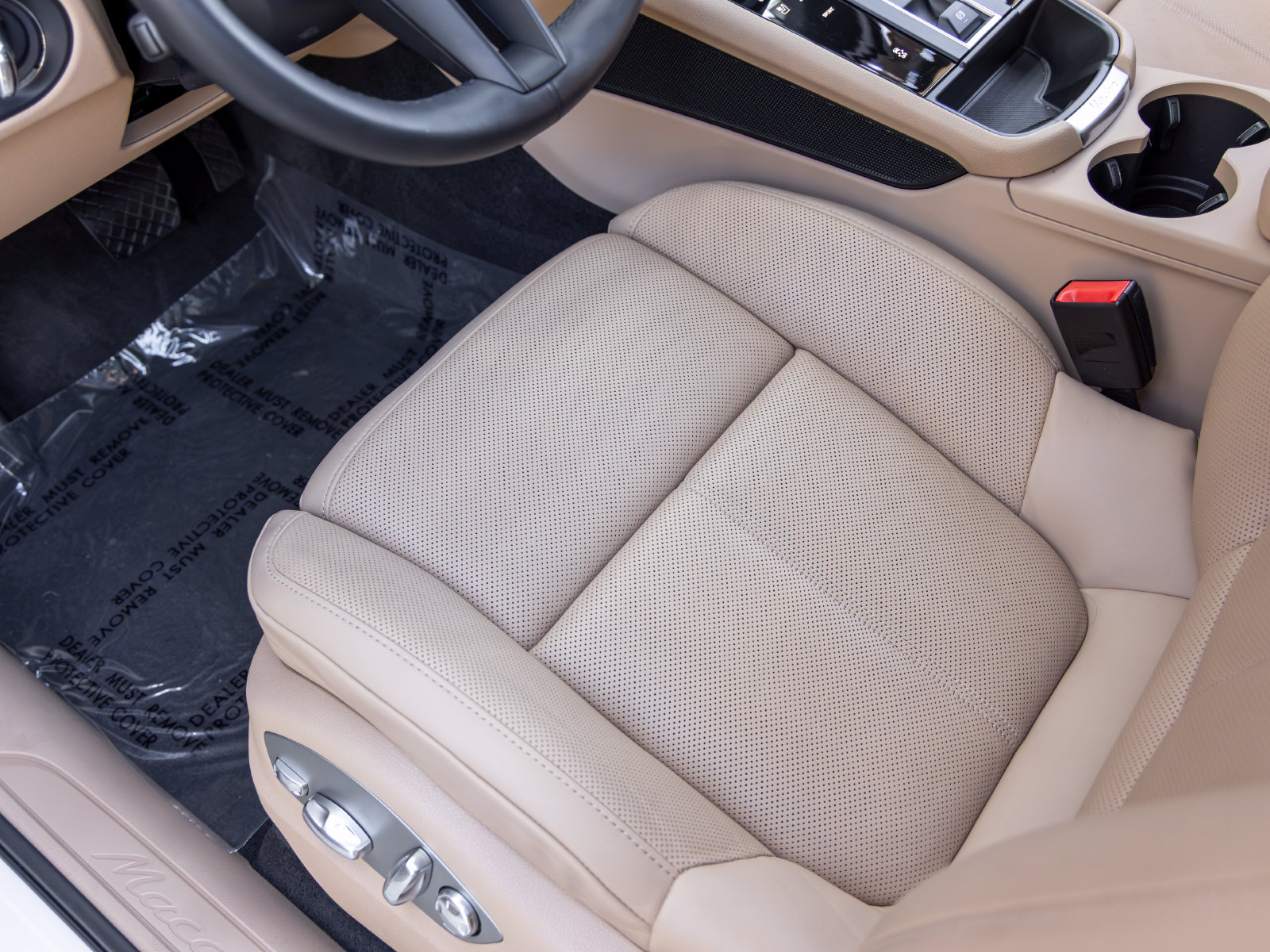 Certified 2026 Porsche Macan AWD/4WD image 32