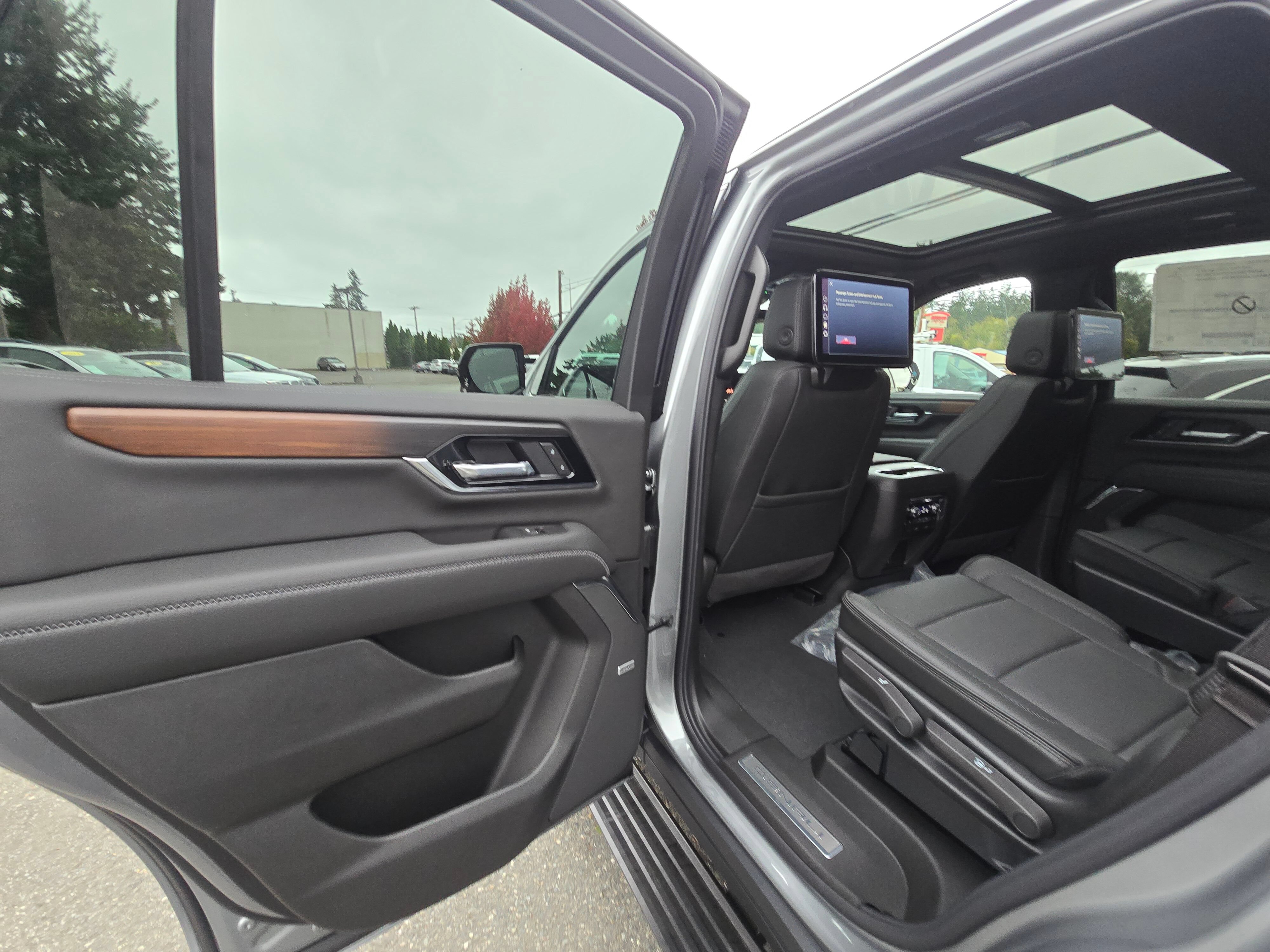 New 2026 GMC Yukon Denali w/ Denali Reserve Package AWD/4WD image 10
