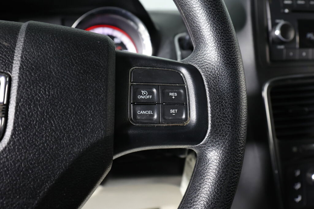 Used 2017 Dodge Grand Caravan SE image 32