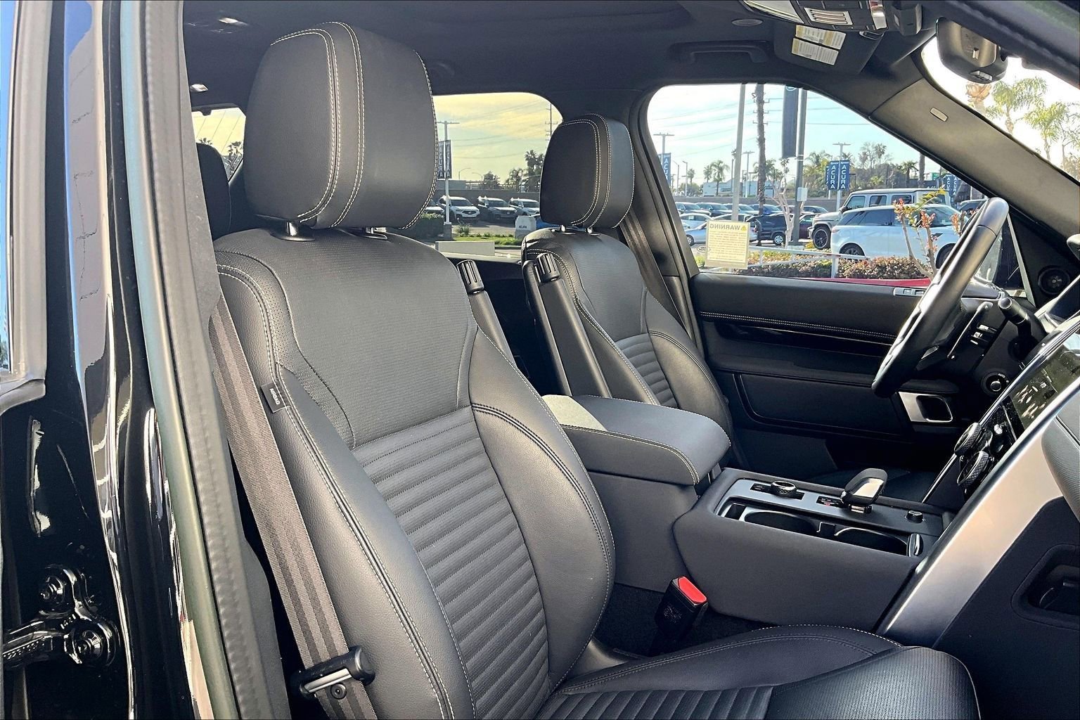 Used 2023 Land Rover Discovery S R-Dynamic image 7