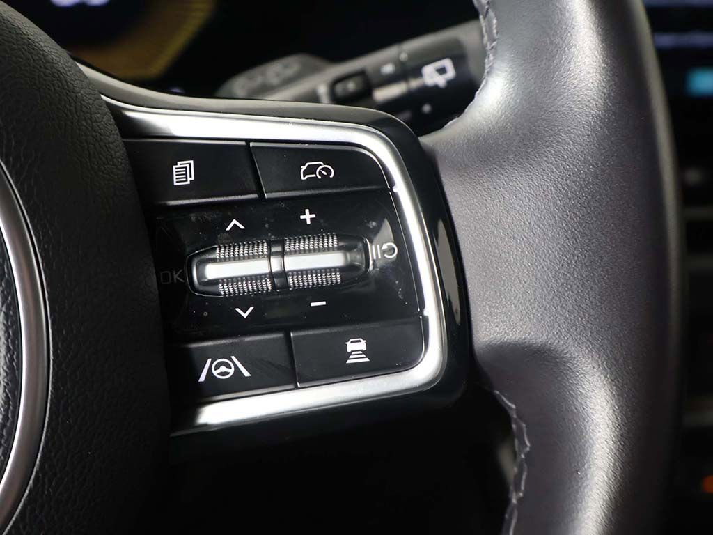 Used 2025 Kia Carnival FWD image 39