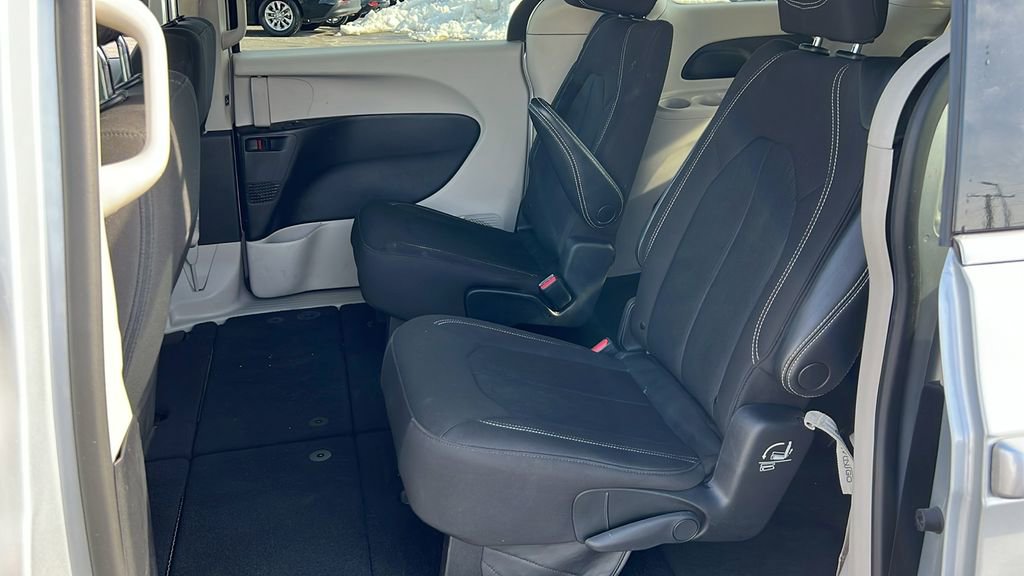 Used 2023 Chrysler Voyager LX image 17
