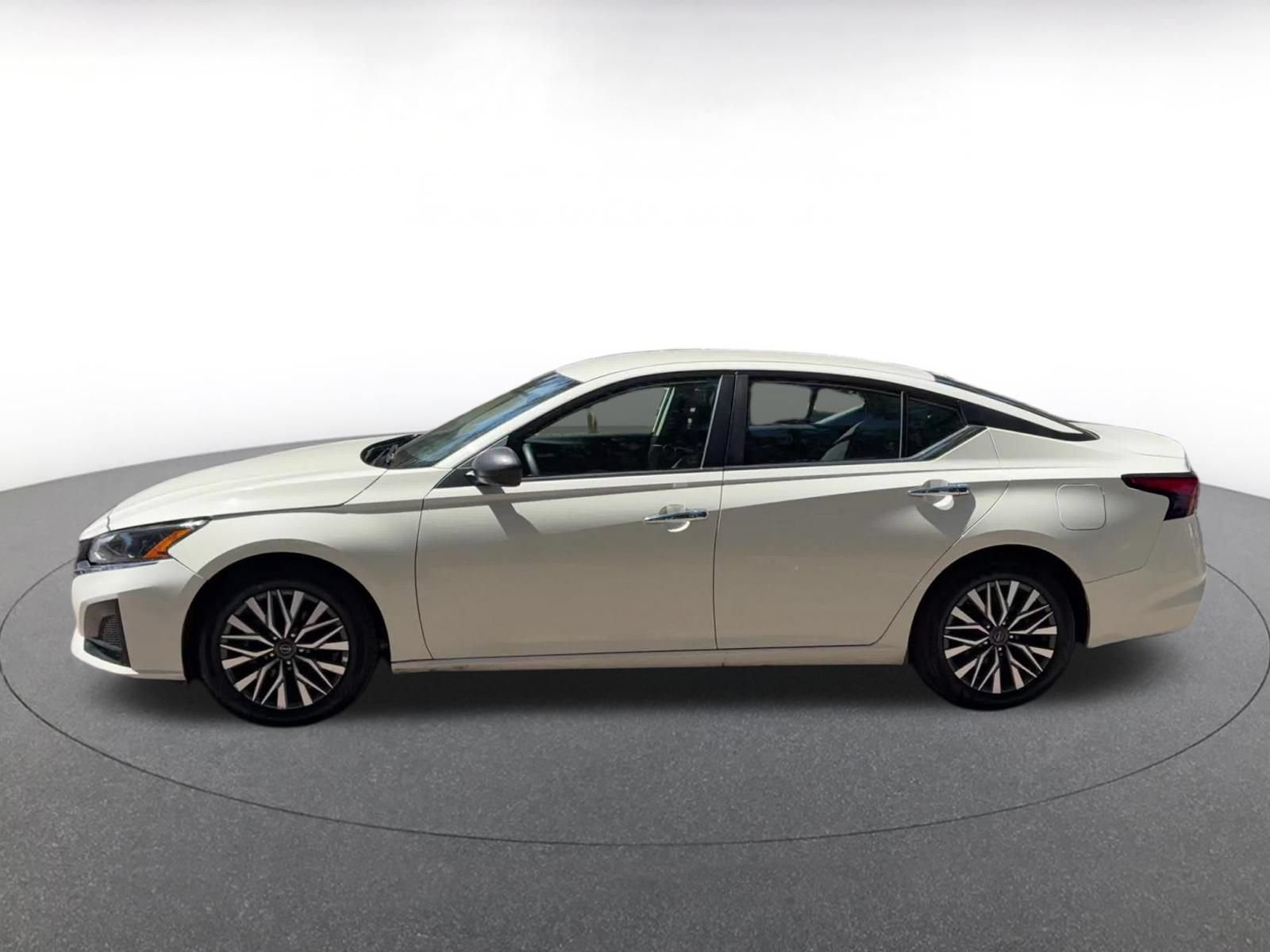 Used 2025 Nissan Altima 2.5 SV FWD image 7
