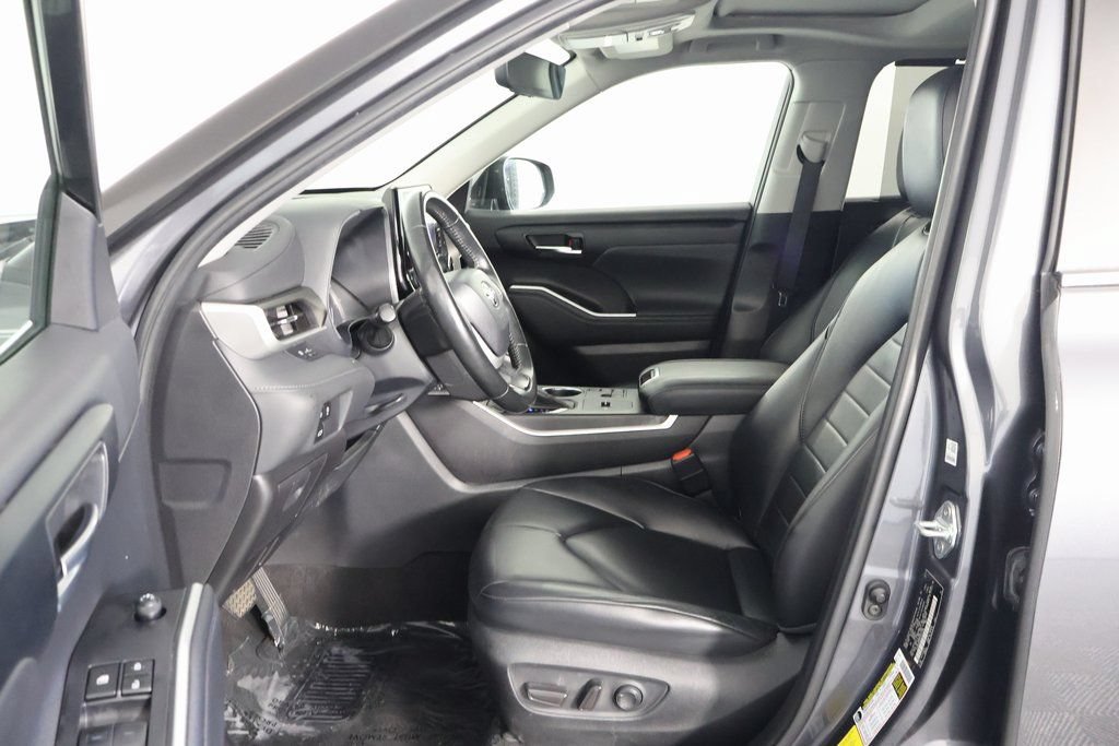Used 2023 Toyota Highlander XLE FWD image 9