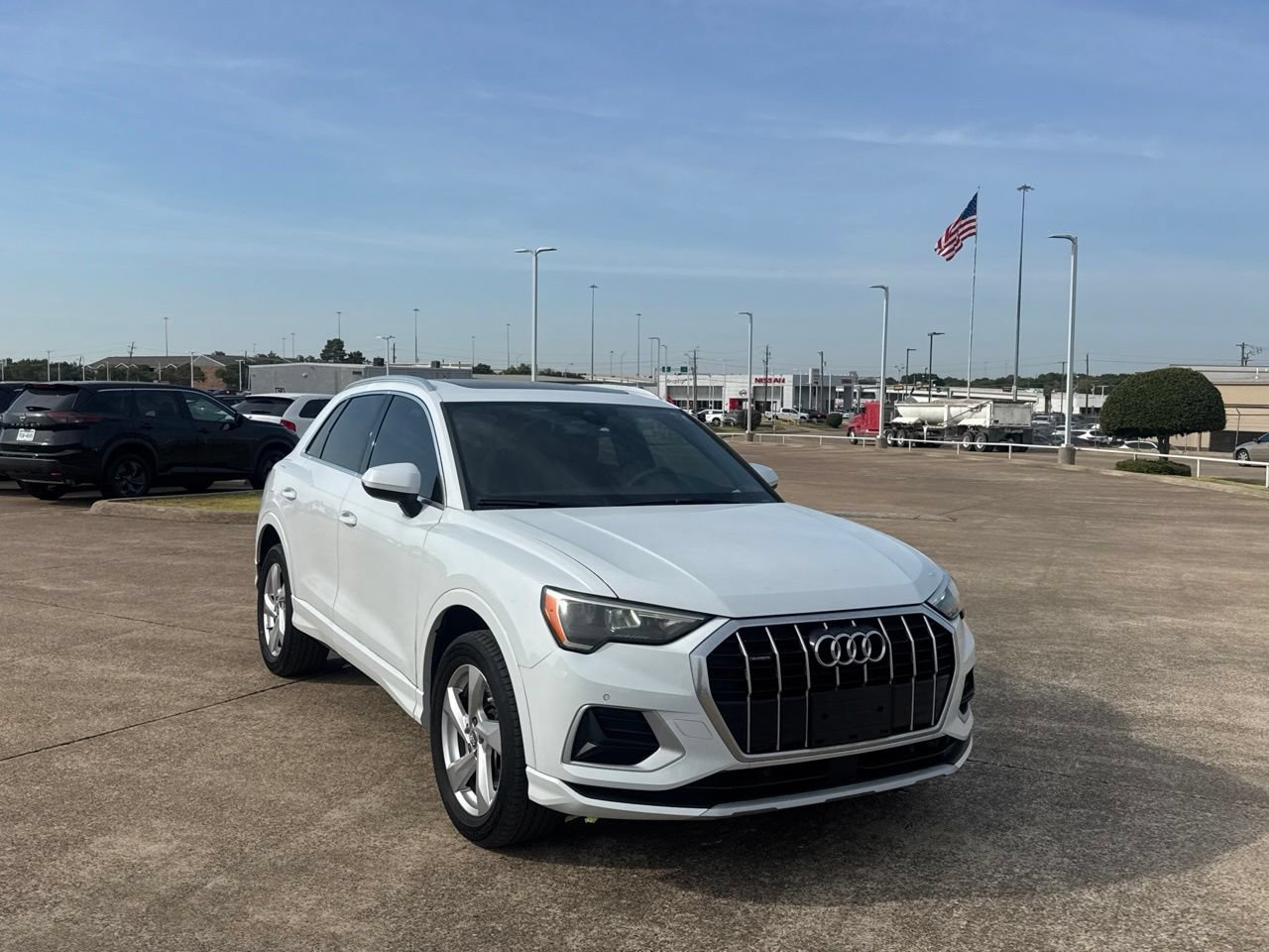 Used 2020 Audi Q3 2.0T Premium w/ Convenience Package AWD/4WD image 2