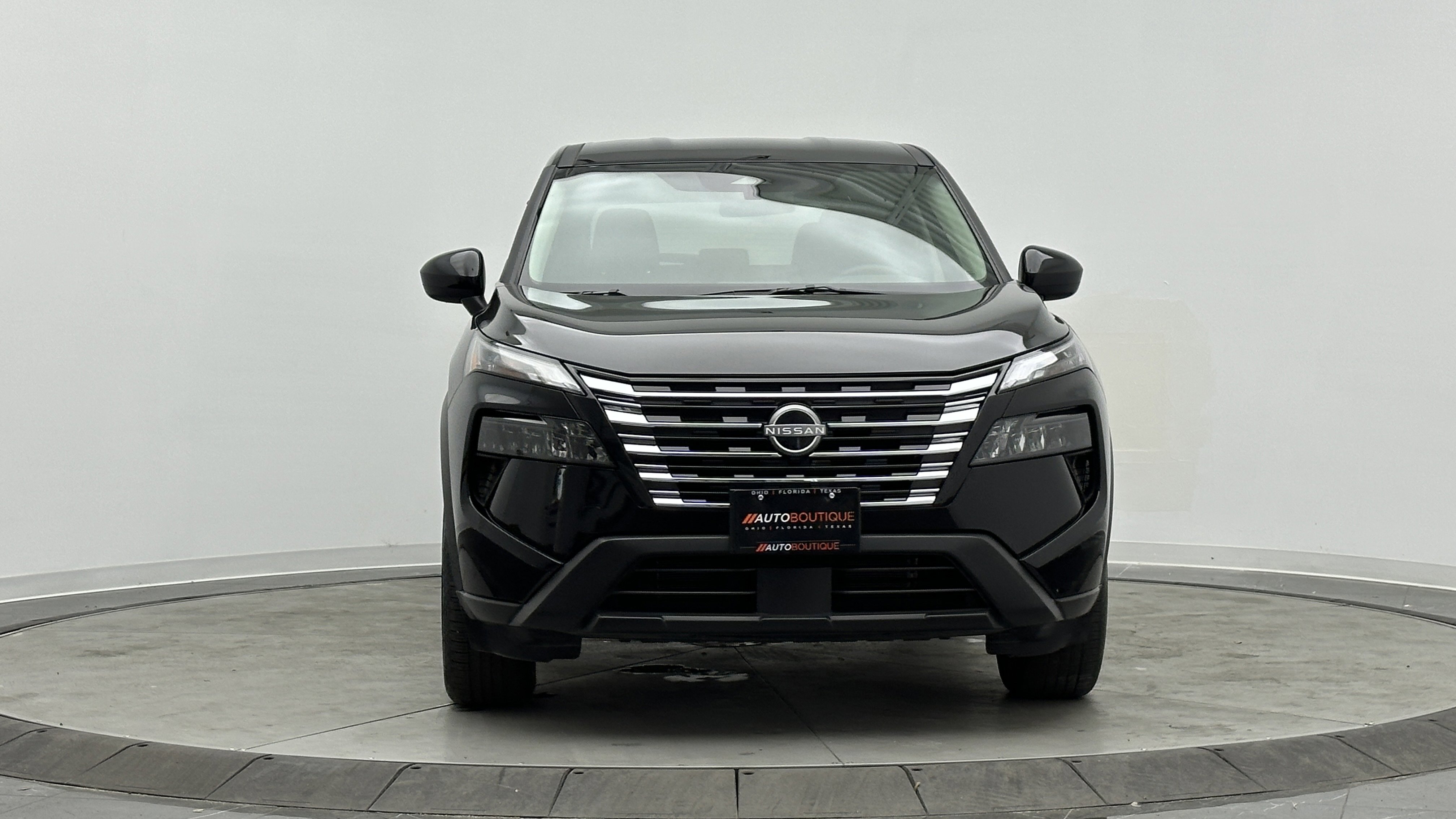 Used 2025 Nissan Rogue SV image 2