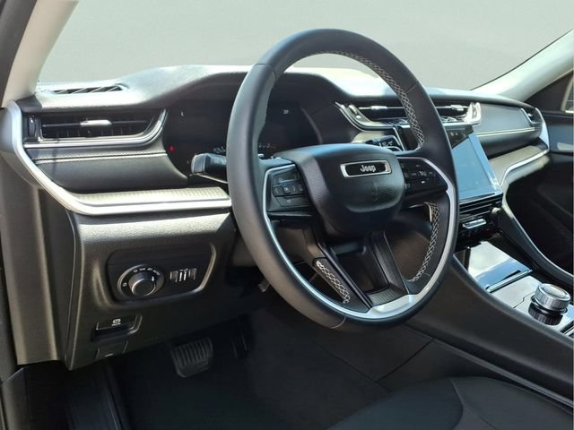 Used 2023 Jeep Grand Cherokee Laredo AWD/4WD image 13