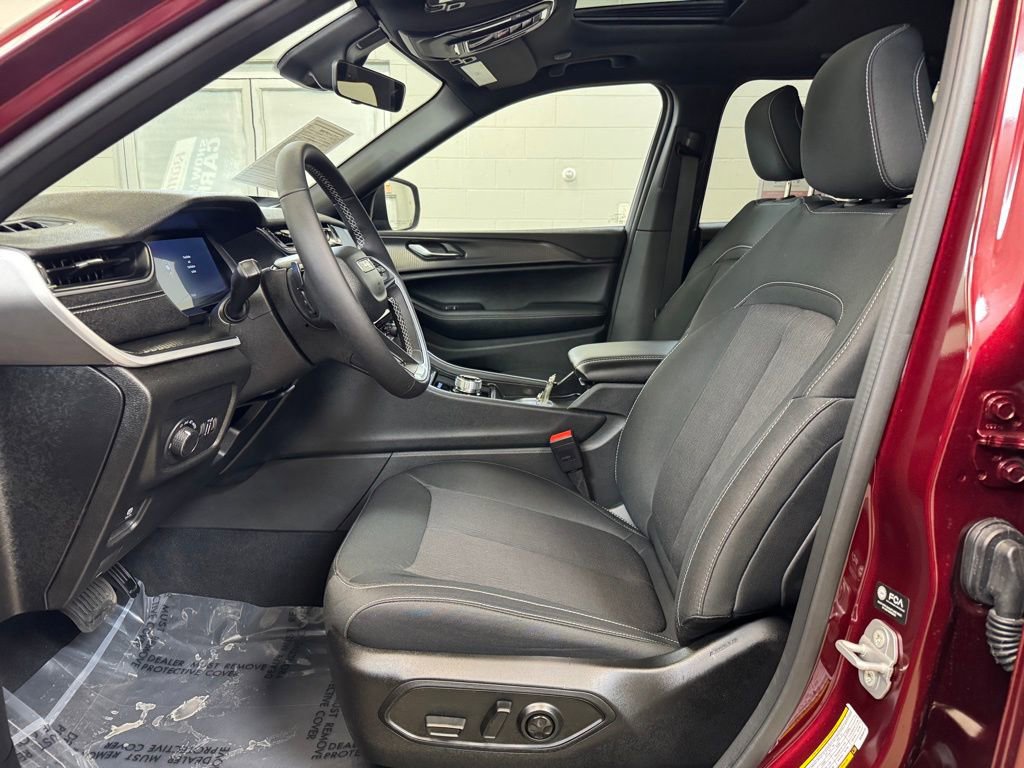 Used 2025 Jeep Grand Cherokee Laredo X w/ Luxury Tech Group I image 11