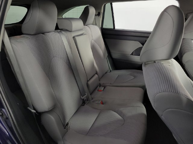 Used 2022 Toyota Highlander LE AWD/4WD image 17