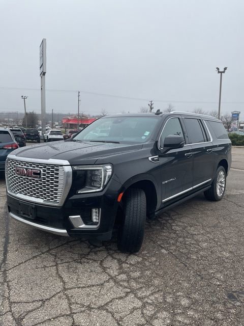 Used 2023 GMC Yukon XL Denali w/ Advanced Technology Package image 4