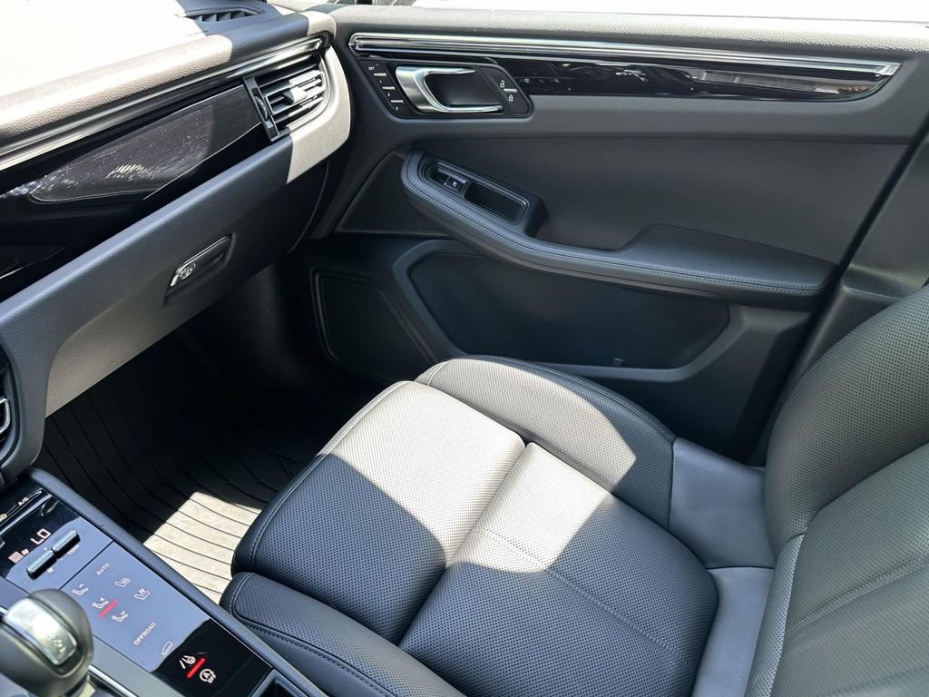 Certified 2026 Porsche Macan AWD/4WD image 30