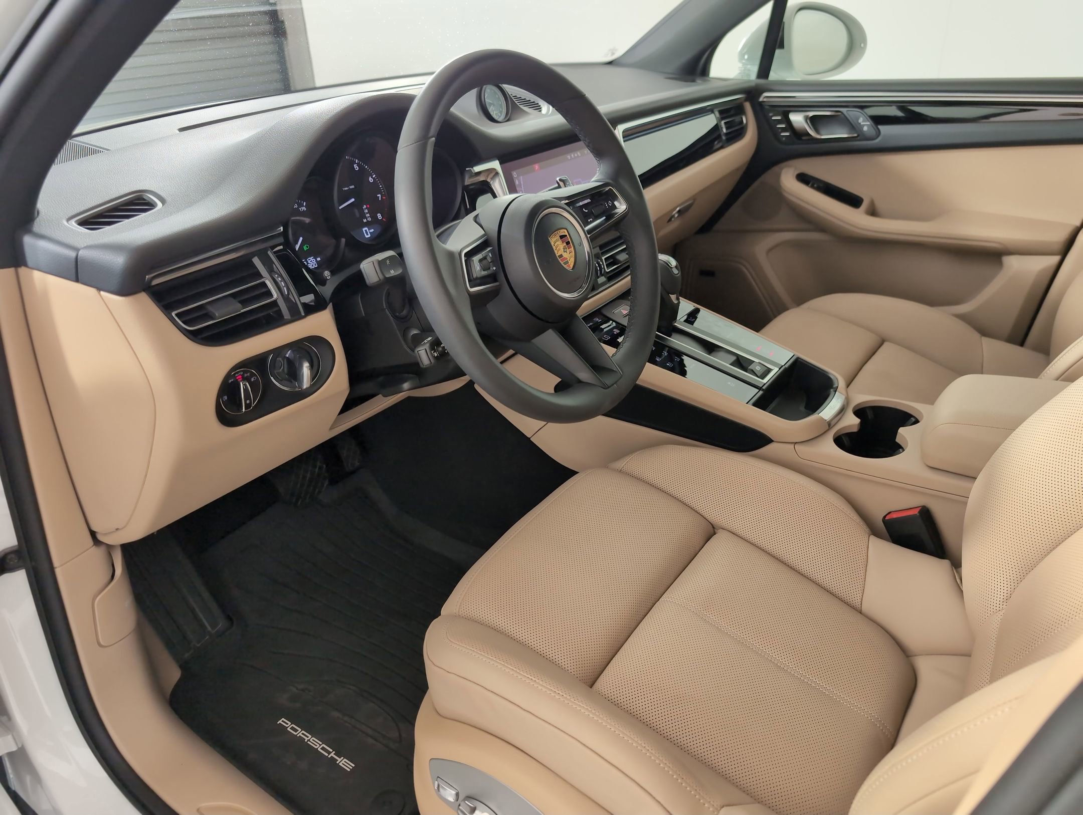 Certified 2025 Porsche Macan image 4