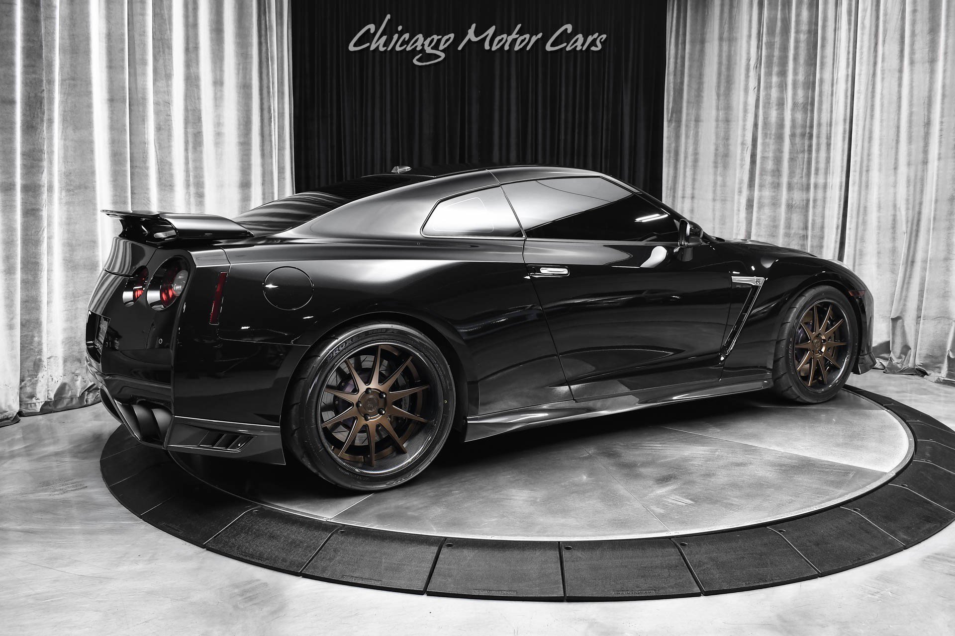 Used 2017 Nissan GT-R Premium w/ Premium Interior Package AWD/4WD image 5