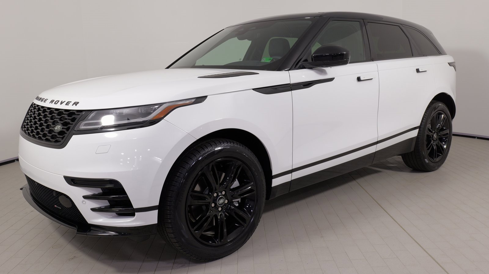 Used 2023 Land Rover Range Rover Velar R-Dynamic S image 3
