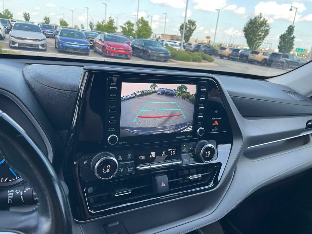 Used 2021 Toyota Highlander XLE FWD image 18