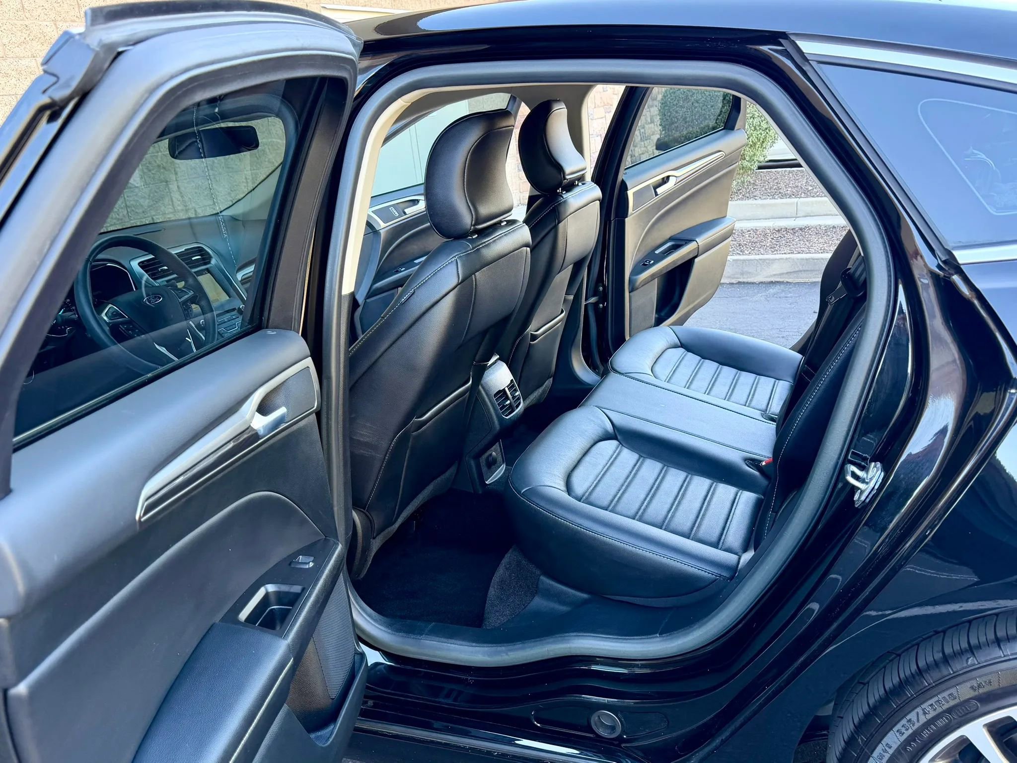 Used 2017 Ford Fusion SE w/ Fusion SE Technology Package image 12