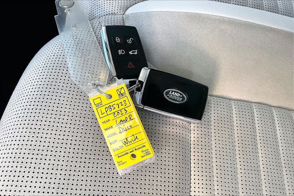 Certified 2023 Land Rover Discovery S AWD/4WD image 33