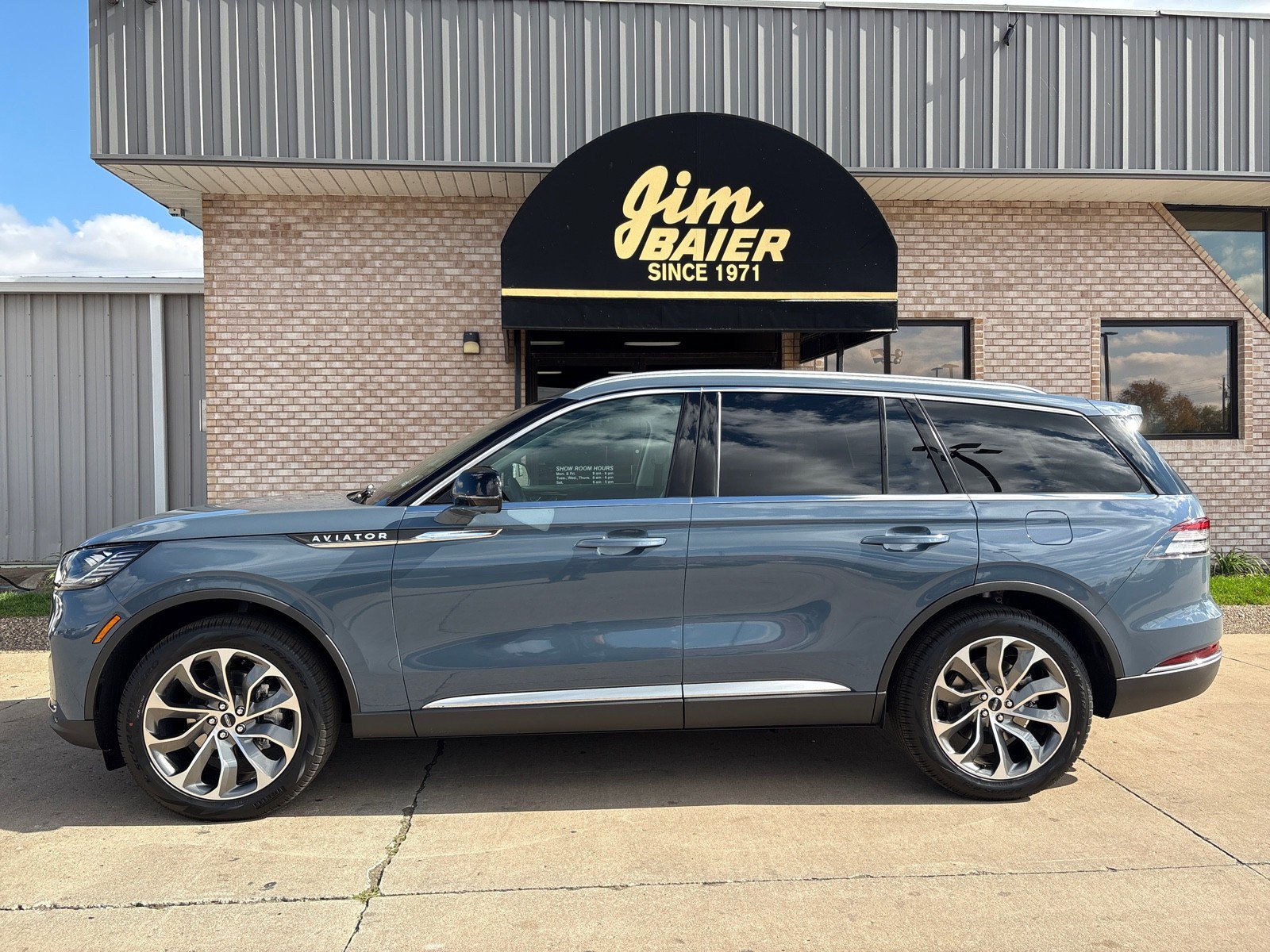 New 2026 Lincoln Aviator AWD image 2