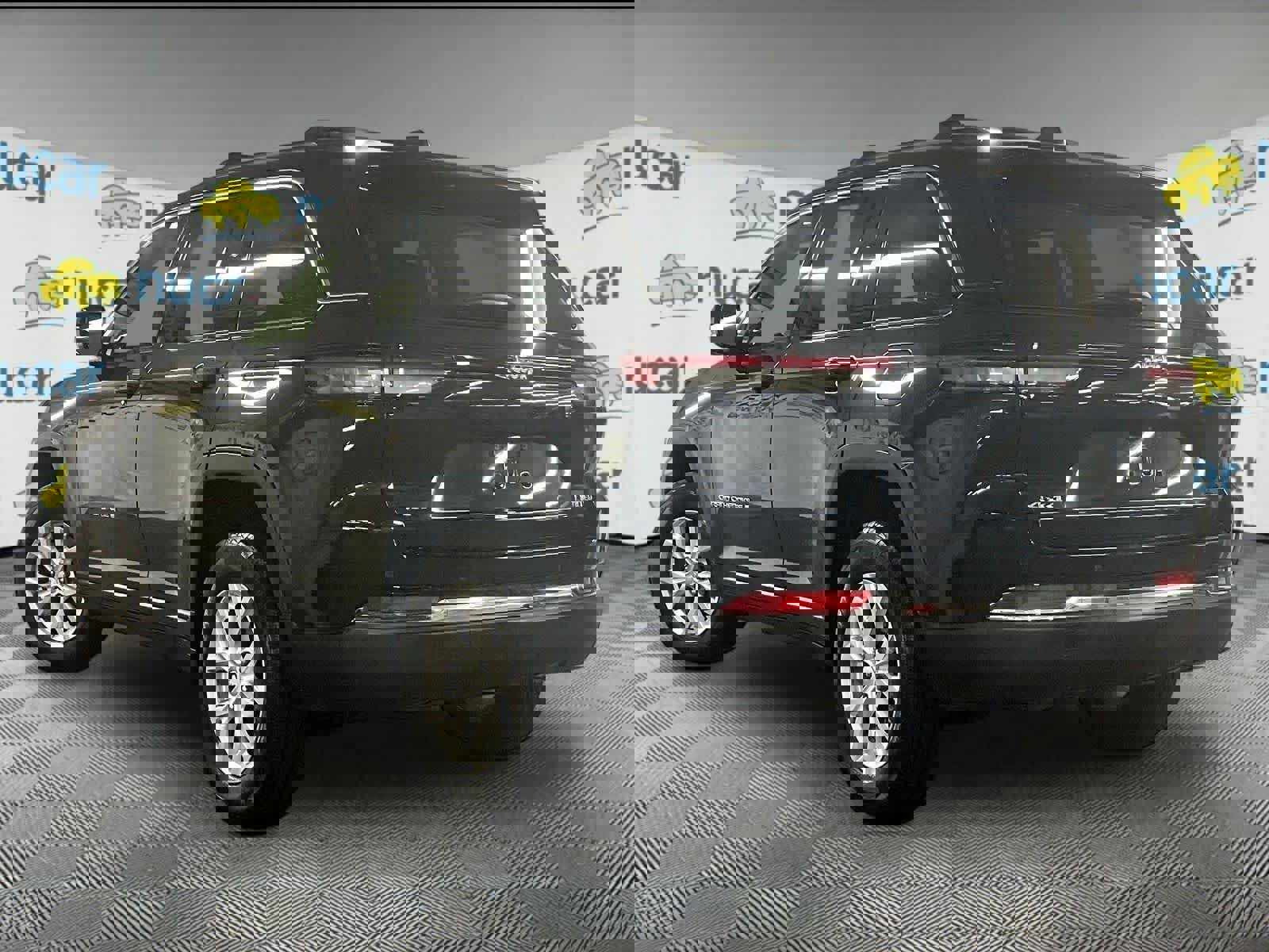 Used 2024 Jeep Grand Cherokee Limited image 4