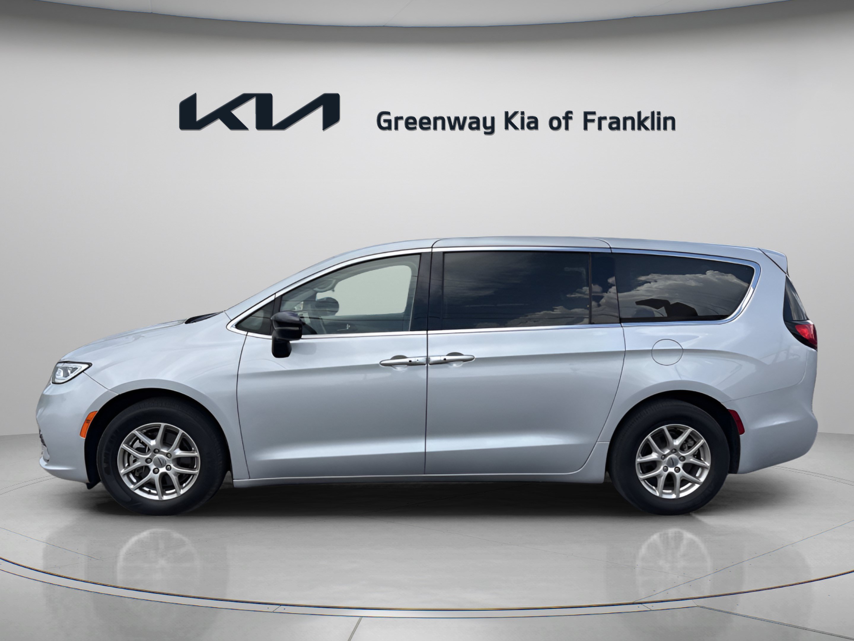 Used 2024 Chrysler Pacifica Touring-L FWD image 4
