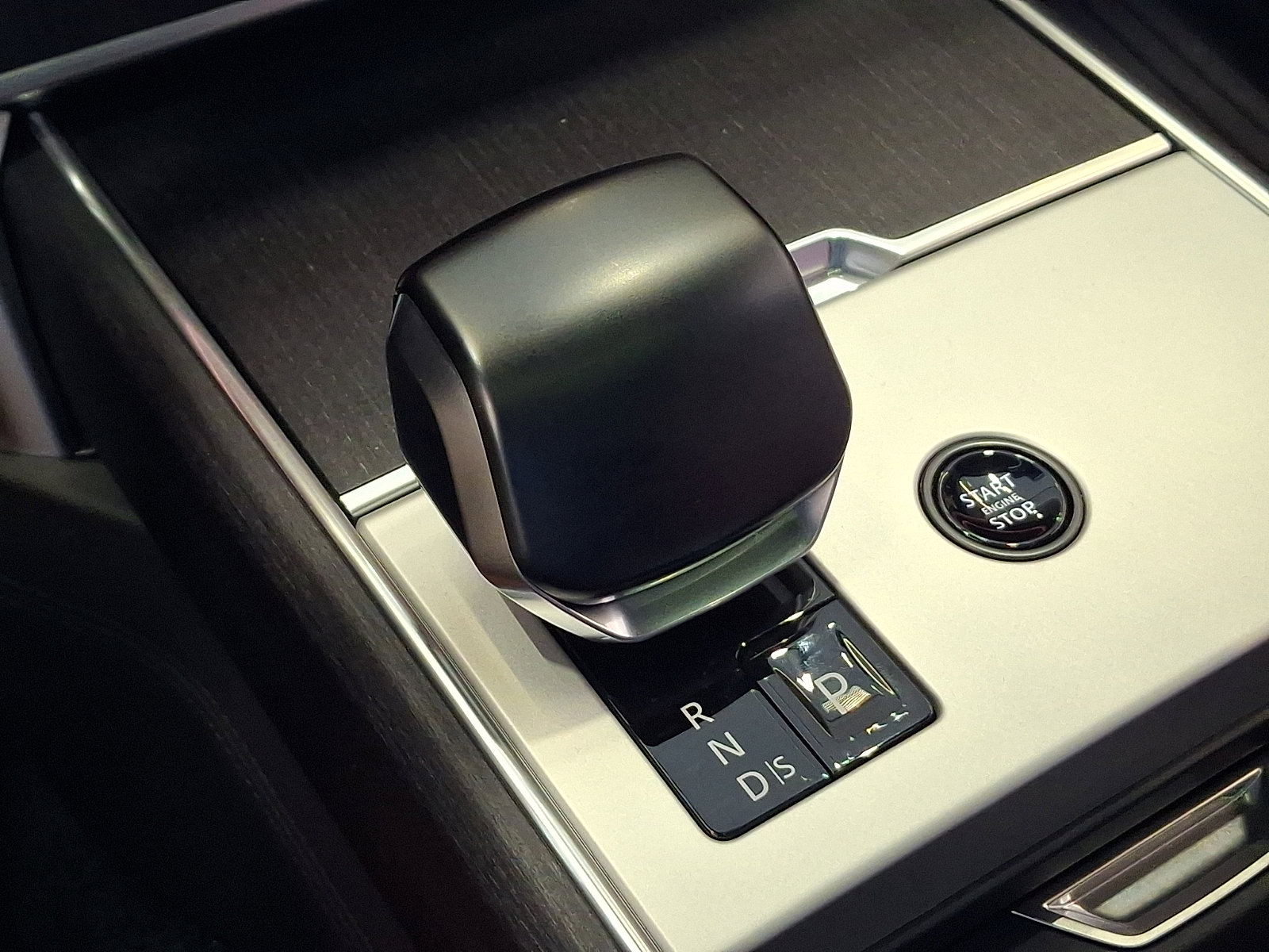 New 2026 Land Rover Range Rover SV AWD/4WD image 11