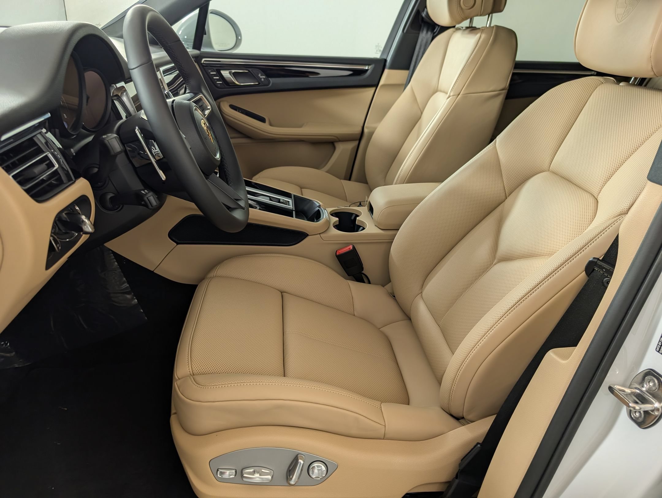 Certified 2026 Porsche Macan AWD/4WD image 5