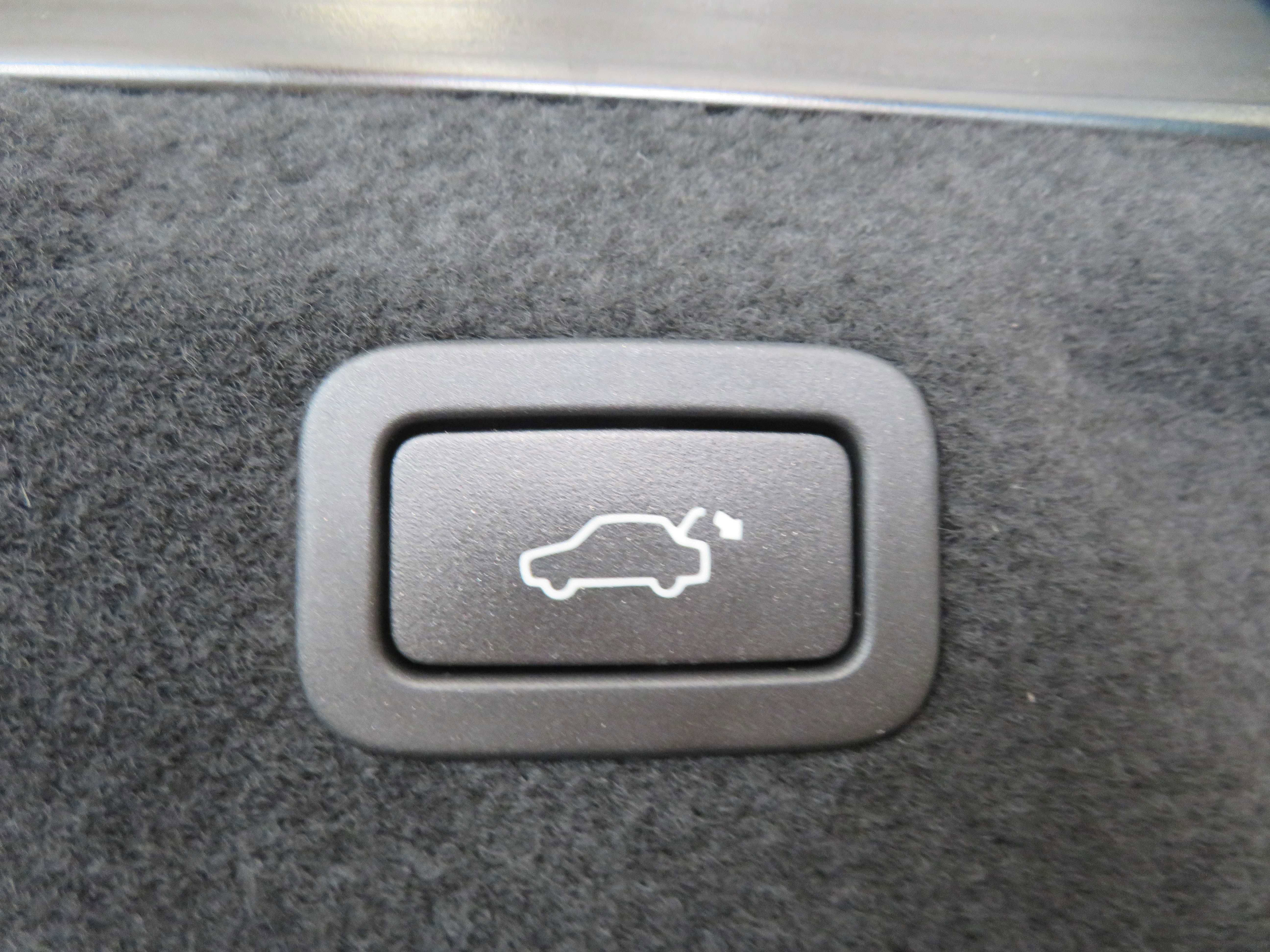 Used 2020 Jaguar XE S image 47