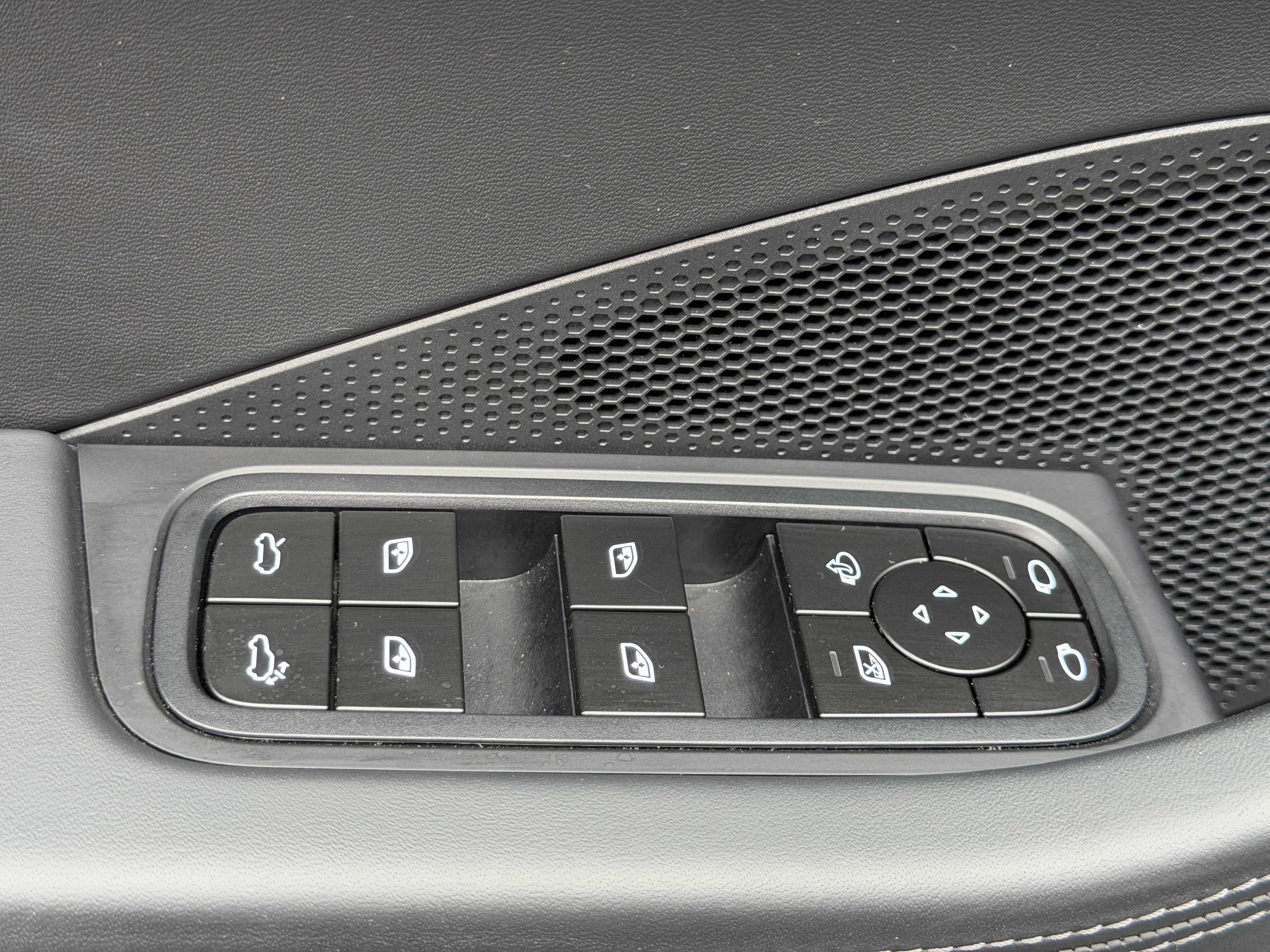 Used 2024 Porsche Macan 4 Electric image 25