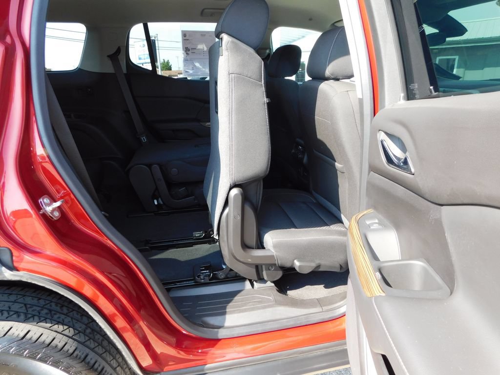 Used 2023 GMC Acadia SLE w/ Driver Convenience Package FWD image 30
