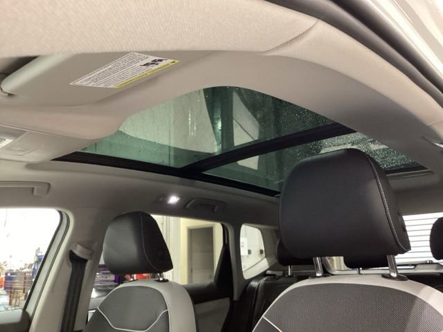 Certified 2025 Volkswagen Taos SE image 12