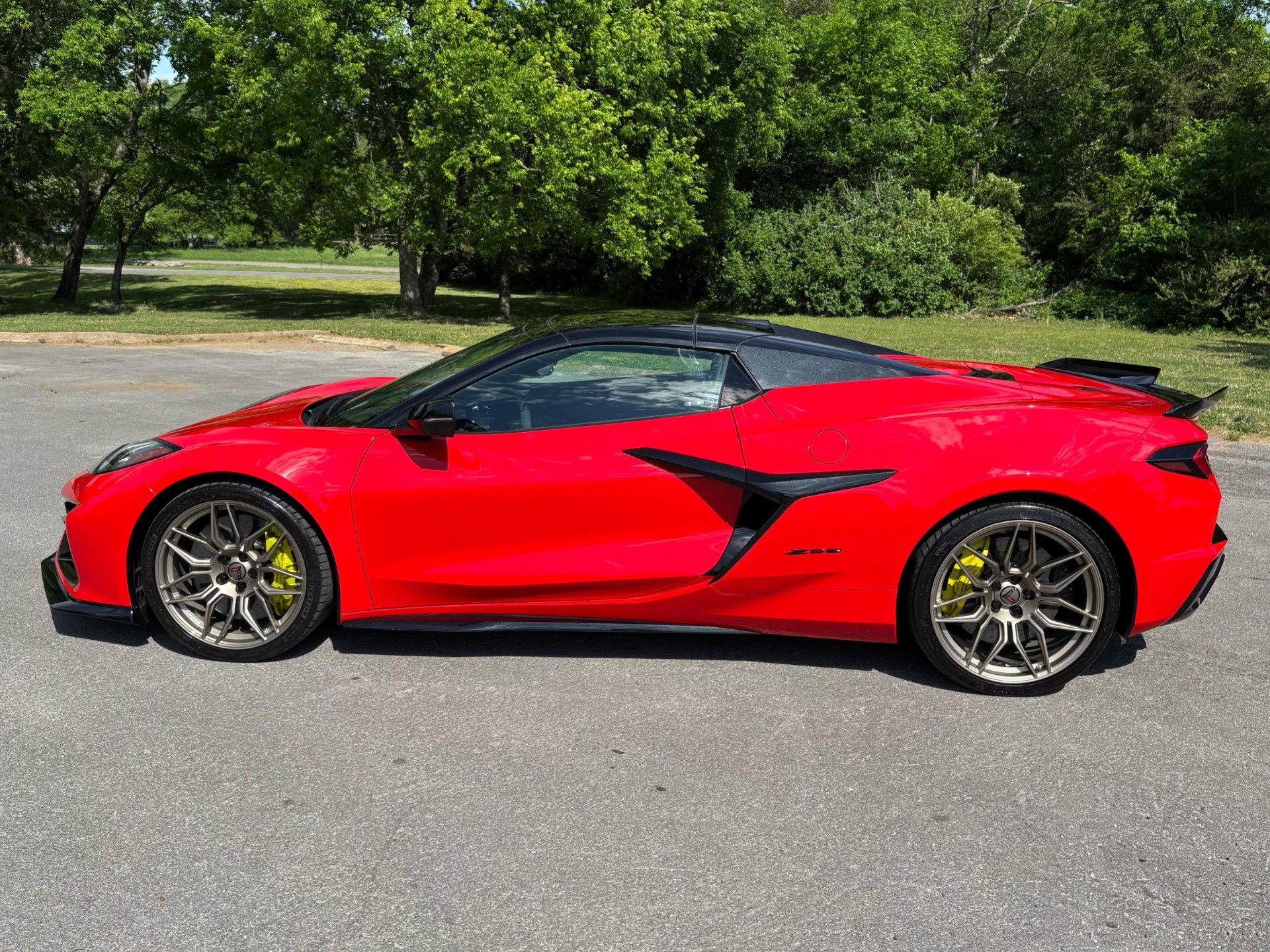 Used 2023 Chevrolet Corvette Z06 w/ Stealth Interior Trim Package RWD image 9