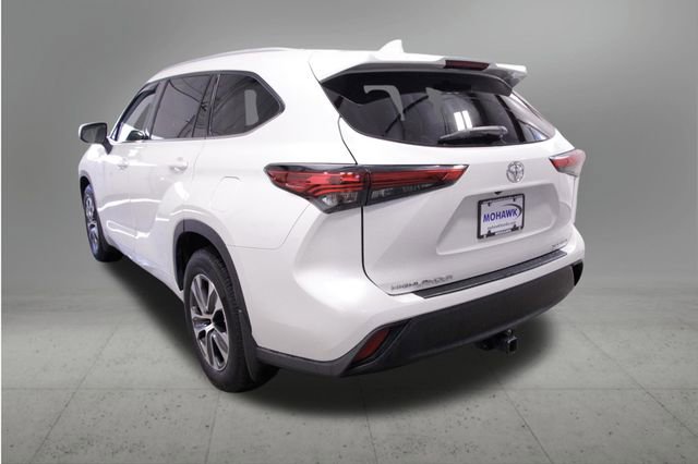 Used 2022 Toyota Highlander XLE AWD/4WD image 3