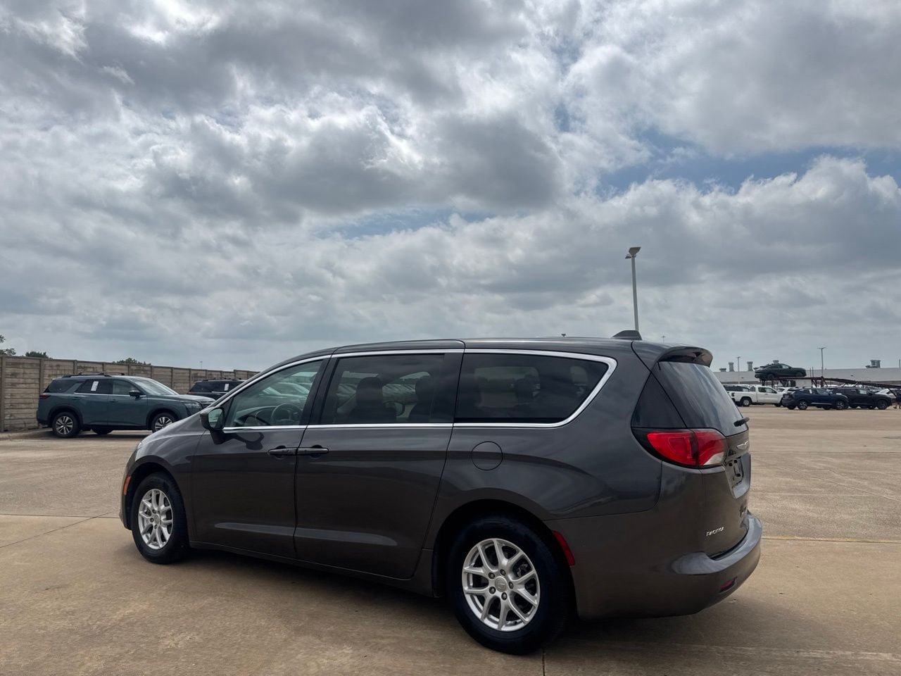 Used 2017 Chrysler Pacifica Touring FWD image 11